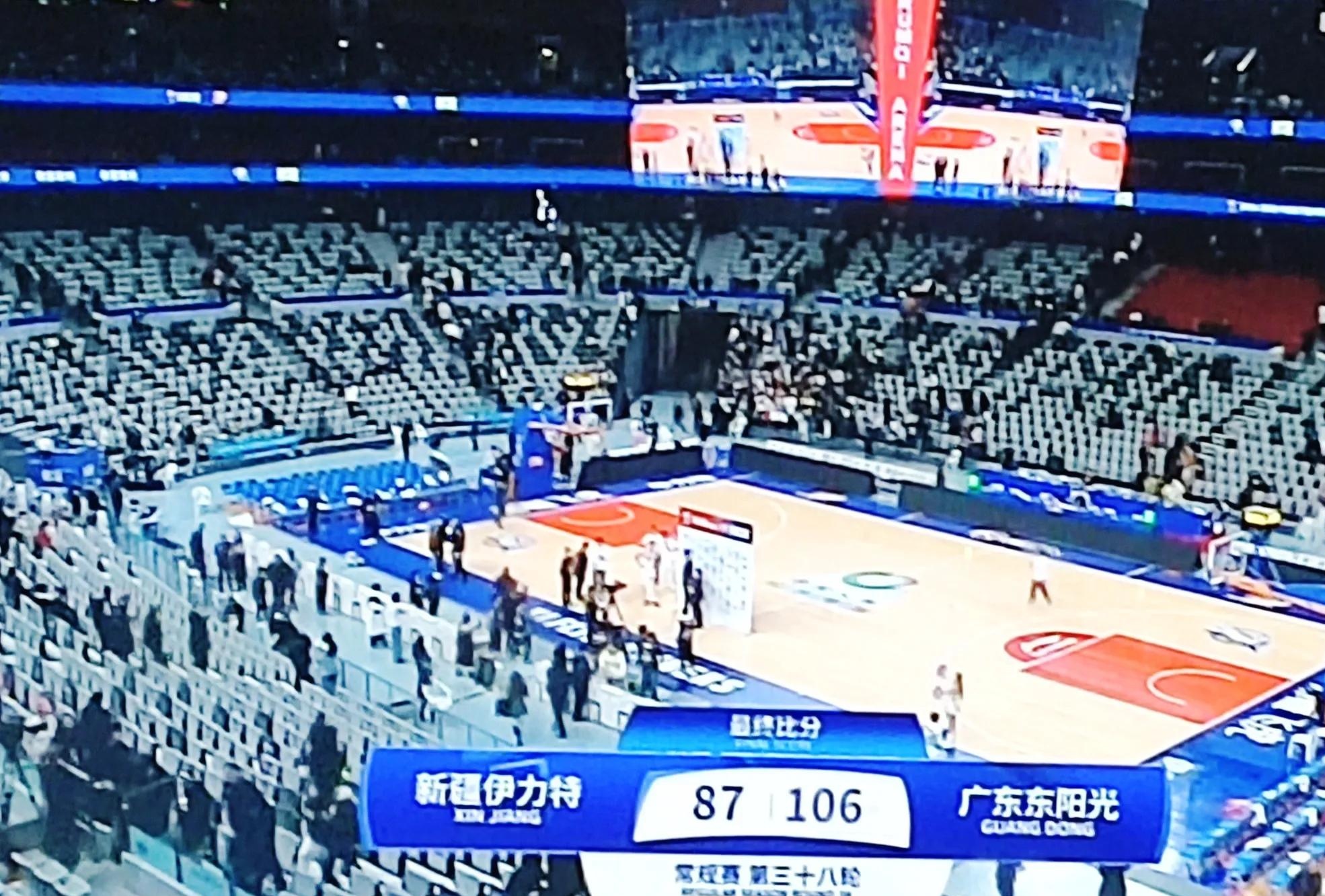 广东主场对阵新疆队,激烈交锋 广东主场对阵新疆队,激烈交锋