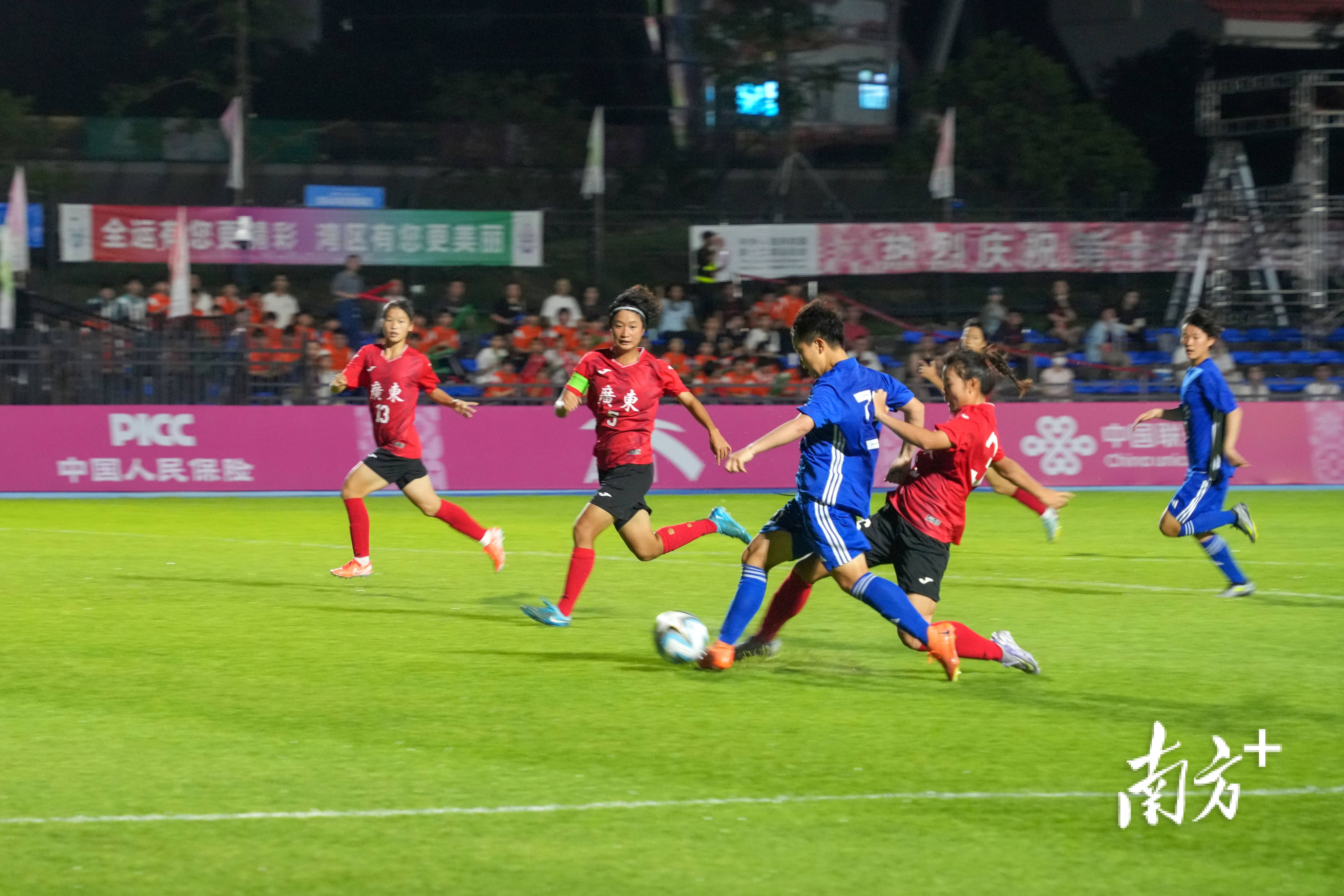 关于球员表现抢眼,女足赛场火热的信息 关于球员表现抢眼,女足赛场火热的信息