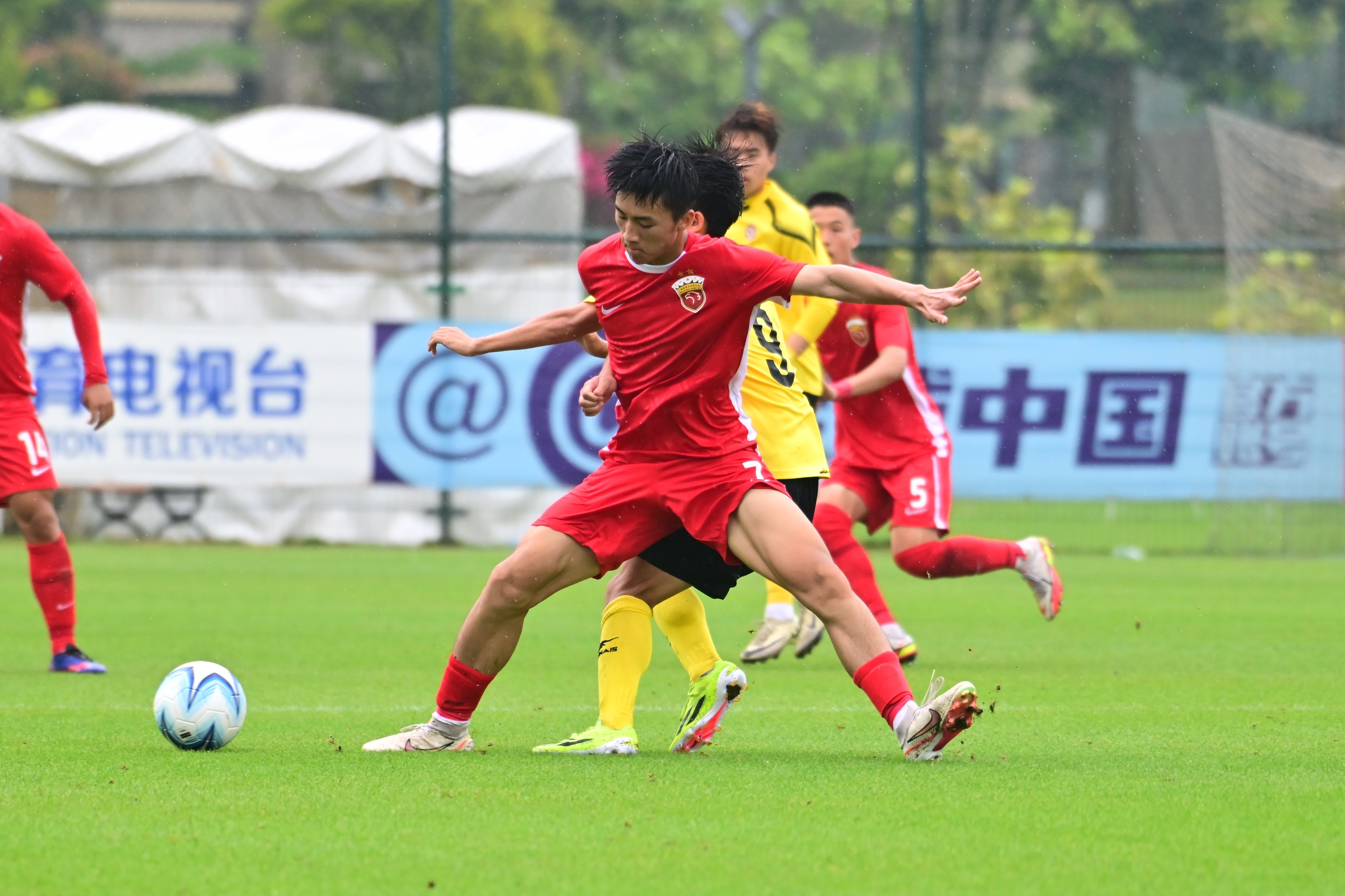 高强度比赛胜出，球队赢得胜利