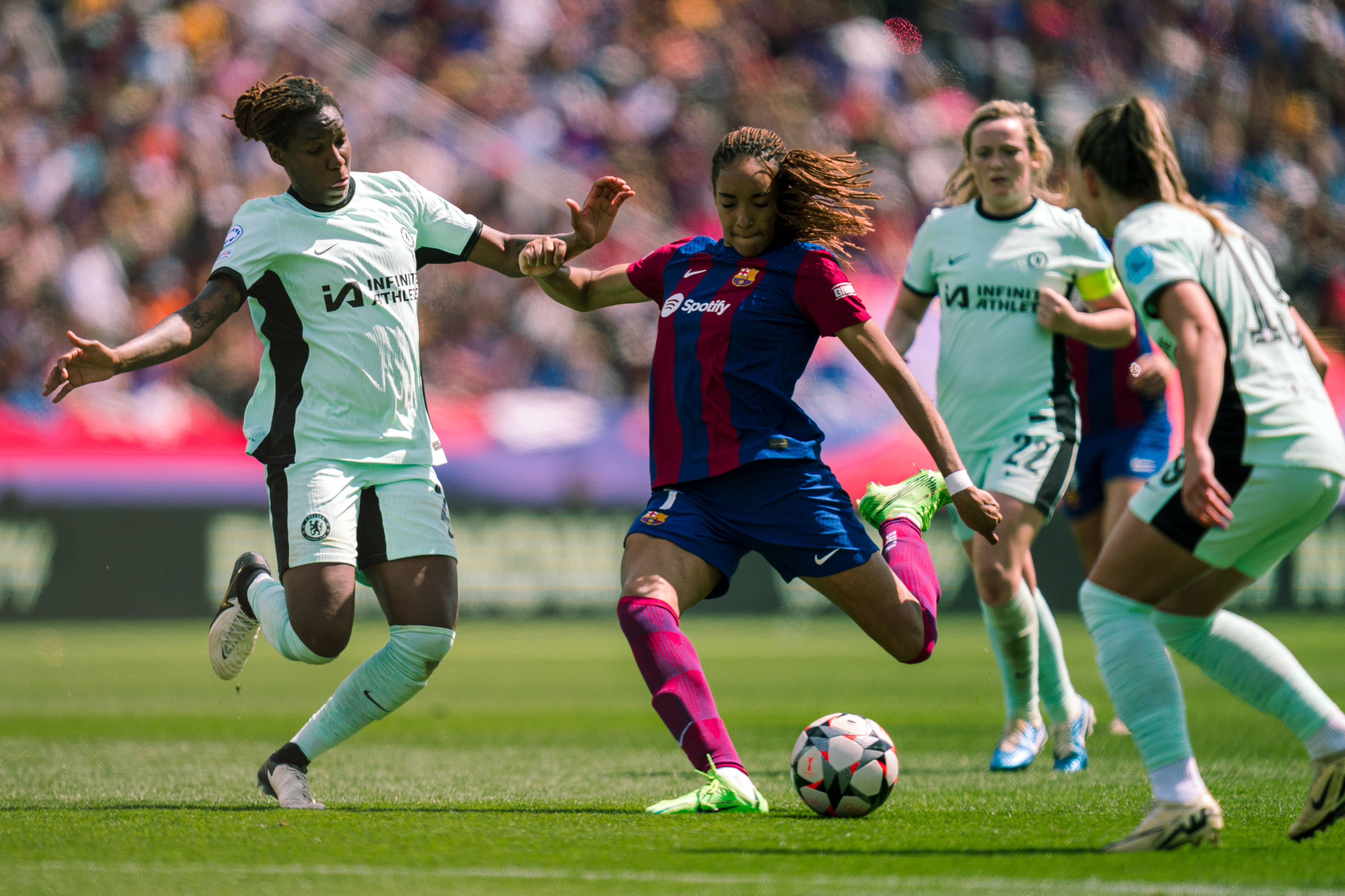 足球比赛中发生激烈对抗,引发热议 足球比赛中发生激烈对抗,引发热议