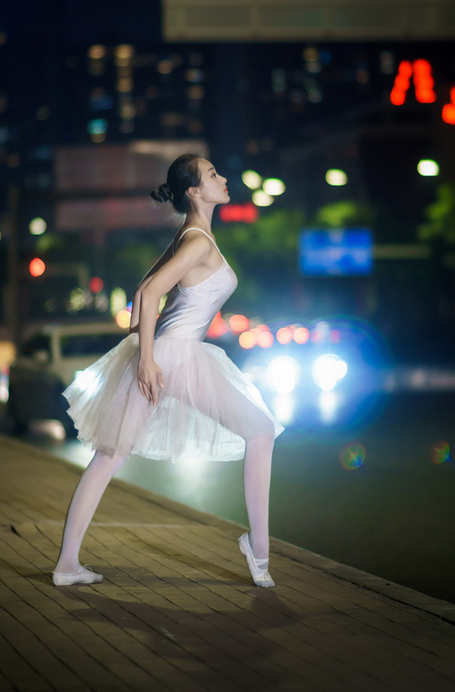 开云APP-跨越大陆的足球交响曲,佛罗伦萨的艺术革命与三笘薰的德甲征服